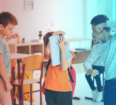 Мальчику угрожают кулаками сверстники