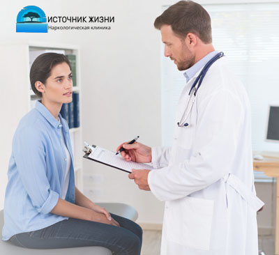 Женщина сидит на приеме у врача