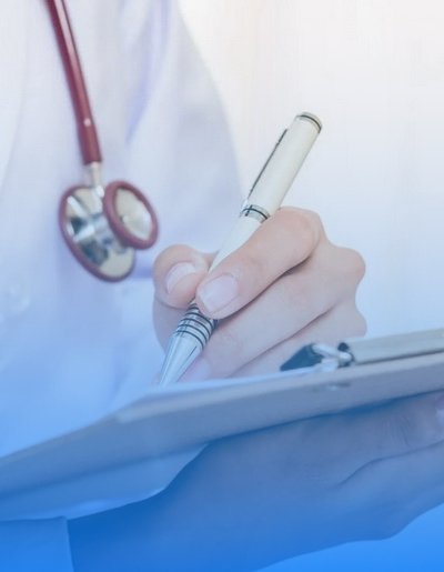 доктор делает записи в планшете крупным планом доктор держит в руках планшет